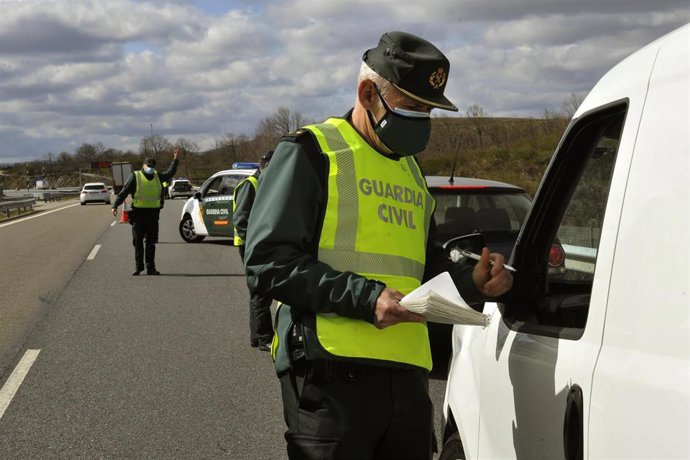 Archivo - Un agente de Guardia Civil revisa la documentación de un vehículo durante un control de movilidad en la autovía de las Rías Bajas o A-52, en las inmediaciones de Vilavella, Redondela, Pontevedra, Galicia (España), a 26 de marzo de 2021. La aut