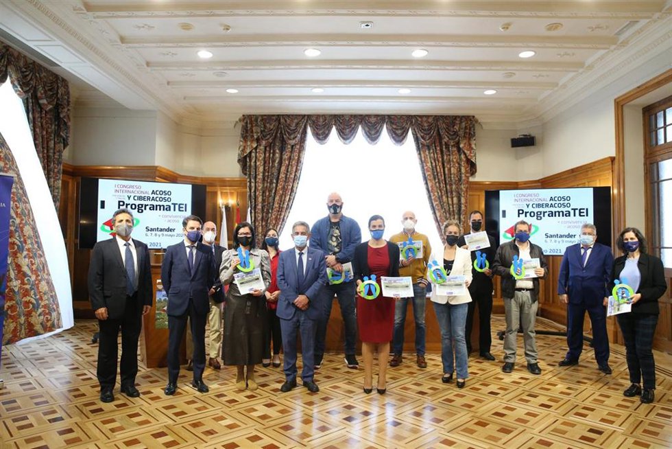 El presidente de Cantabria, Miguel Ángel Revilla, y la alcaldesa de Santander, Gema Igual, en la entrega de reconocimientos del I Congreso Internacional sobre Acoso y Ciberacoso Programa TEI
