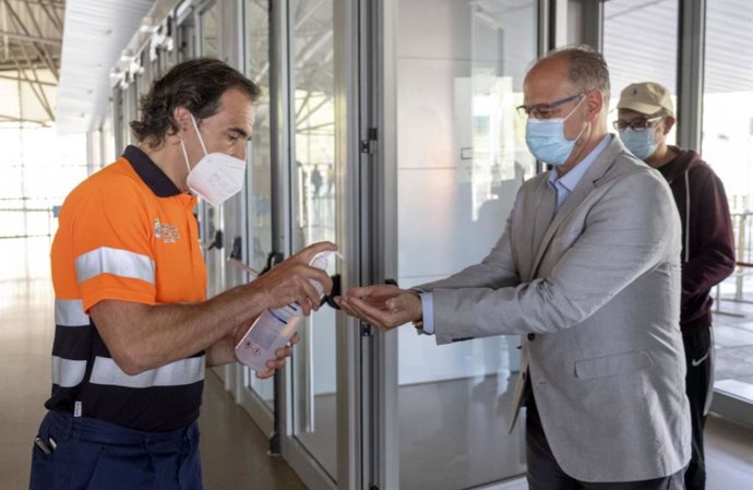 El presidente de las Cortes, Luis Fuentes, momentos antes de su vacunación.