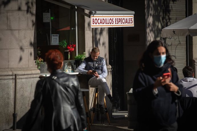 Archivo - Arxivo - Un home en una terrassa a Barcelona.