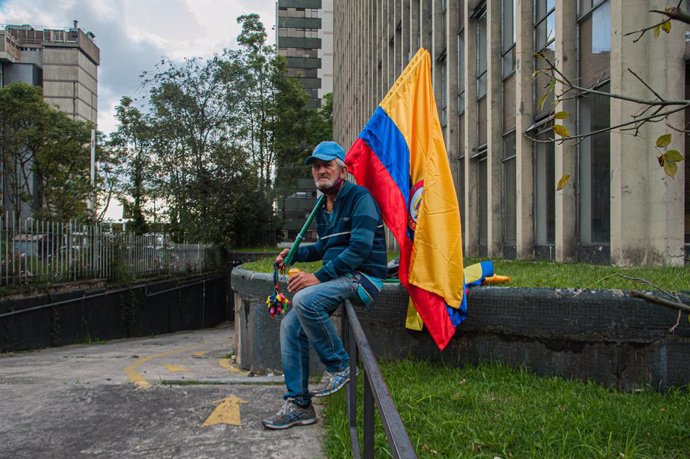 07 May 2021, Colombia, Bogota: An elderly men holds a Colombian flag during a peaceful protest against the tax and health reform of President Ivan Duque's government and police brutality. Photo: Chepa Beltran/LongVisual via ZUMA Wire/dpa