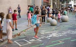 Barcelona tendrá 155 escuelas con entorno pacificado a finales de 2022.