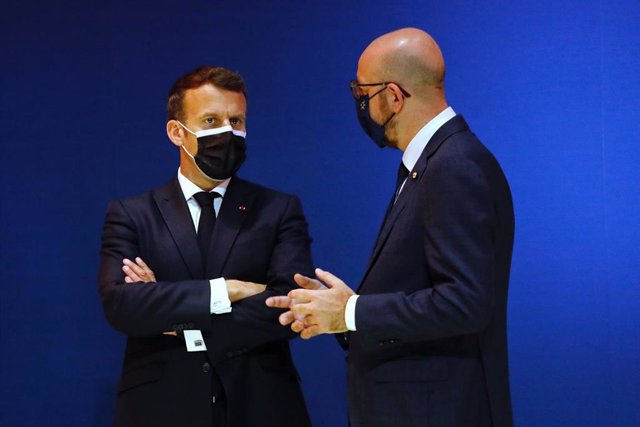 El presidente de Francia, Emmanuel Macron, habla con el presidente del Consejo Europeo, Charles Michel 