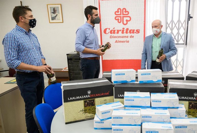 Entrega de aceite de oliva a Cárita.