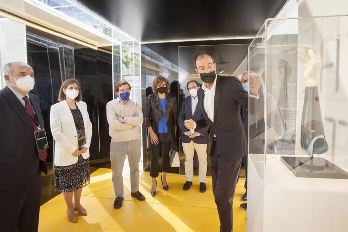 El alcalde de Madrid, José Luis Martínez-Almeida, ha participado esta mañana junto al delegado de Medio Ambiente y Movilidad, Borja Carabante, en la inauguración del Museo del Plástico, una instalación efímera construida frente al Museo Reina Sofía.