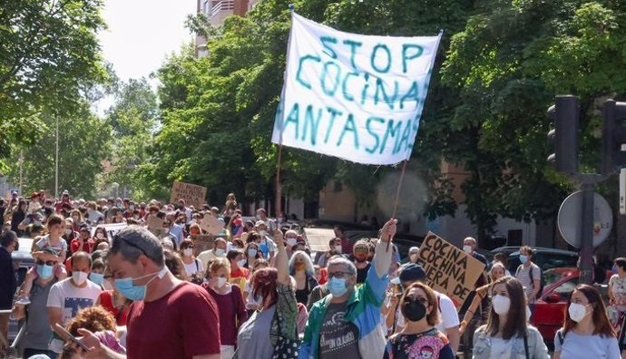 Manifestación vecinal contra la instalación de 'cocinas fantasma' junto a un colegio de Arganzuela