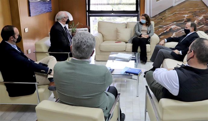 Reunión entre la Junta de Andalucía, la Asociación de Comunidades de Regantes de Huelva (Corehu) y la Federación Onubense de Empresarios (FOE).