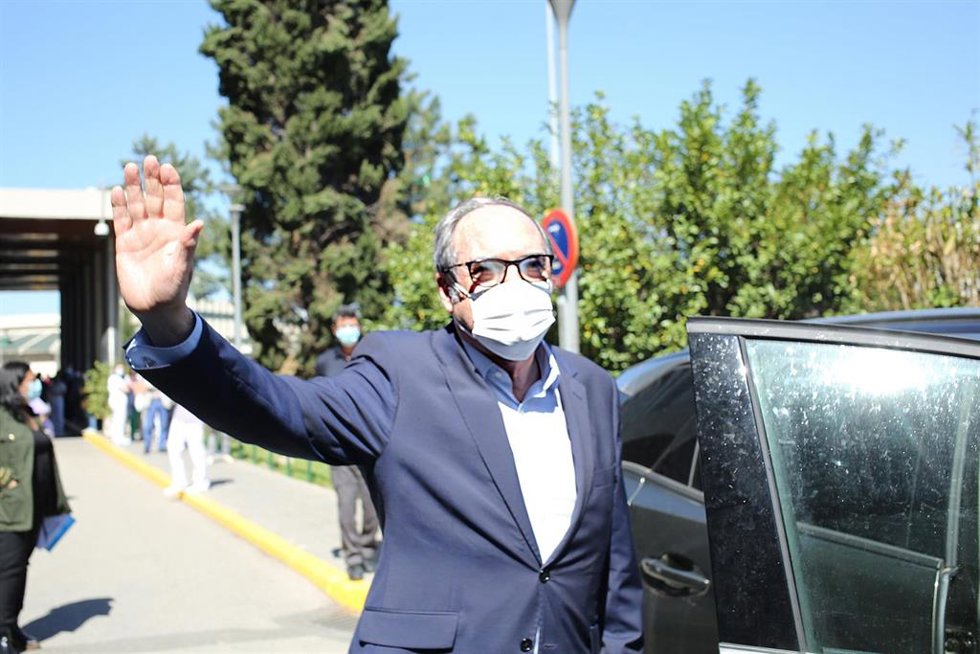 El candidato del PSOE a la Presidencia de la Comunidad de Madrid, Ángel Gabilondo se despide de los médicos, a su salida del Hospital Ramón y Cajal tras recibir el alta hospitalaria, a 7 de mayo de 2021, en Madrid (España). 
