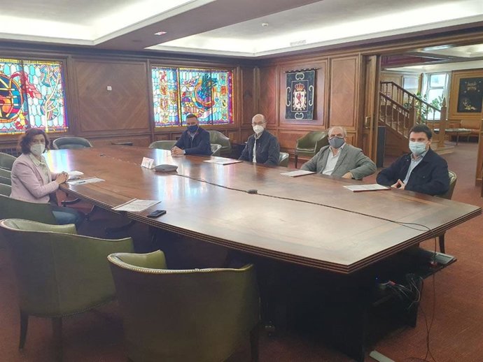 Reunión entre la concejal de Promoción Económica, Susana Travesí, y representantes de SEMES.