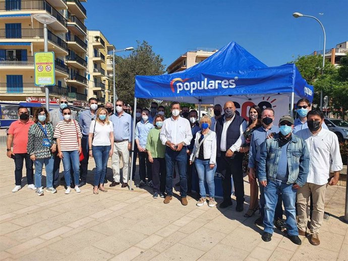 El presidente de la Junta Territorial del PP Palma, Jaime Martínez, y el presidente del PP balear, Gabriel Company, visitan Playa de Palma.