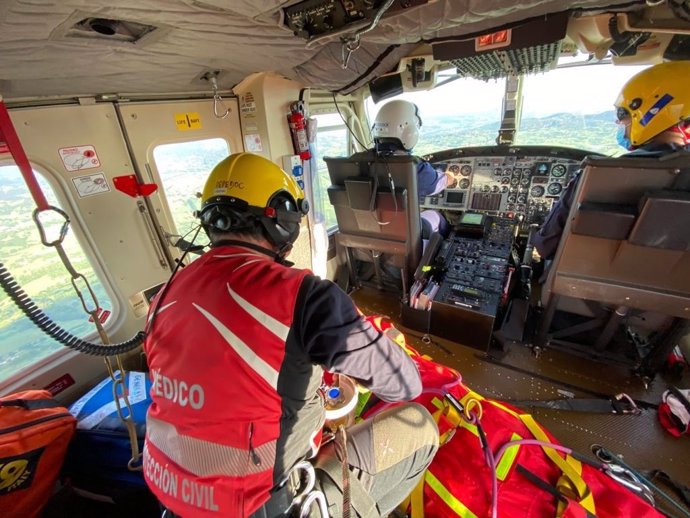 El joven herido en el accidente trasladado en el helicóptero del Gobierno de Cantabria