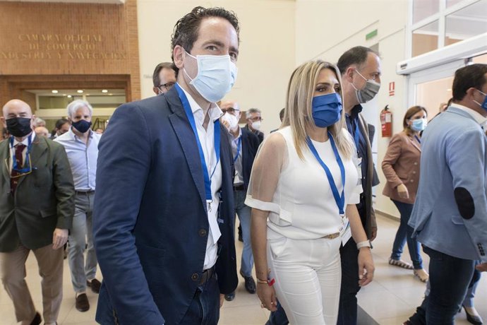 Teodoro García Egea junto a Marta Barrachina