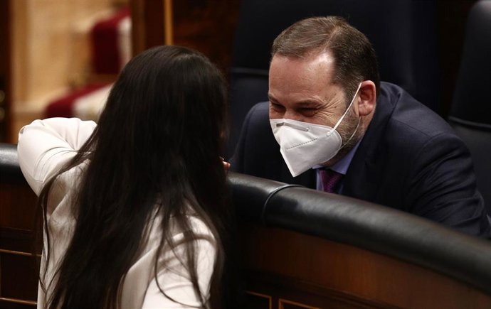 Archivo - La portavoz de VOX en el Congreso, Macarena Olona, conversa con el ministro de Transportes, Movilidad y Agenda Urbana, José Luis Ábalos