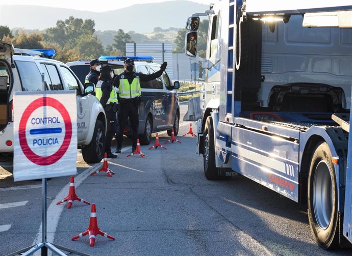 Archivo - Un agente de policía le da el alto un conductor en un control en un punto fronterizo entre Portugal y España, a 5 de abril de abril de 2021, en Zarza la Mayor, Cáceres, (España). En el dispositivo, puesto en marcha entre los puntos de Monforti