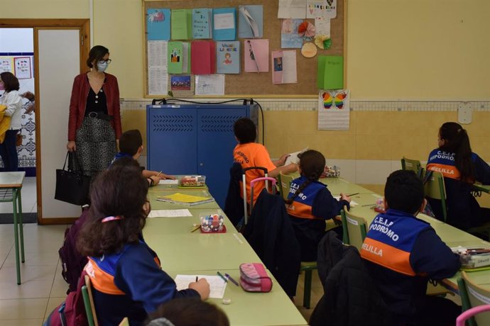 El Gobierno trabaja para regresar en septiembre al 100% presencial en las aulas de Melilla tras un curso al 50%