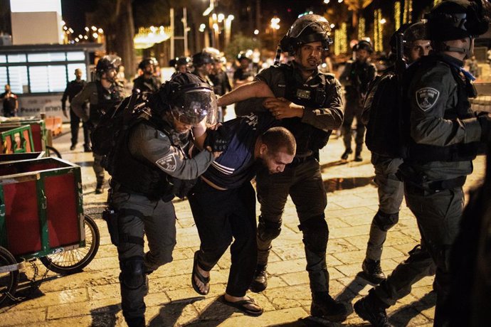 Las fuerzas de seguridad de Israel detienen a un palestino durante una protesta en Jerusalén contra los desahucios en el barrio de Sheij Jarrá