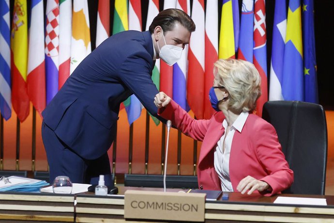 HANDOUT - 08 May 2021, Portugal, Porto: Austrian Chancellor Sebastian Kurz (L) greets EU Commission President Ursula von der Leyen during an informal EU summit at the Palacio de Cristal in Porto. Photo: Dragan Tatic/BKA via APA/dpa - ATTENTION: editoria
