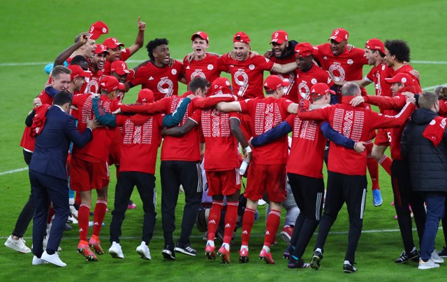 Los jugadores del Bayern celebran la conquista de su novena Bundesliga seguida