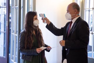 Una persona es sometida a un control de temperatura a su entrada al Teatro Argentina, en Roma