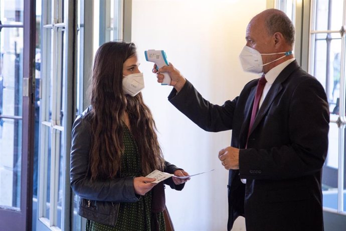 Una persona es sometida a un control de temperatura a su entrada al Teatro Argentina, en Roma