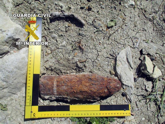 La Guardia Civil neutraliza un proyectil de artillería en Santiago de Calatrava (Jaén).