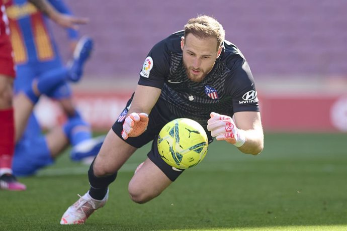 08 May 2021, Spain, Barcelona: Atletico Madrid's goalkeeper Jan Oblak makes a  save during the Spanish Primera Division soccer match between Barcelona and Atletico Madrid at the Camp Nou. Photo: Gerard Franco Crespo/DAX via ZUMA Wire/dpa