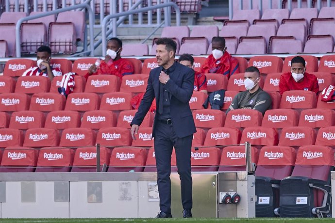 08 May 2021, Spain, Barcelona: Atletico Madrid's manager Diego Simeone reacts on the touchline during the Spanish Primera Division soccer match between Barcelona and Atletico Madrid at the Camp Nou. Photo: Gerard Franco Crespo/DAX via ZUMA Wire/dpa
