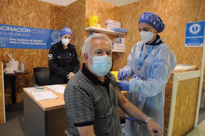 El presidente del Parlamento de Galicia, Miguel Ángel Santalices, recibe la vacuna en Ourense