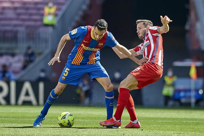 Sergio Busquets ante Saúl en el Bara-Atlético de Madrid