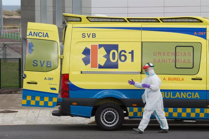 Archivo - Un trabajador sanitario totalmente protegido acude en una ambulancia a la residencia de ancianos de San Cibrao donde se ha originado un brote de Covid-19, en San Cibrao, Lugo, Galicia, (España), a 9 de noviembre de 2020. En el centro la situac