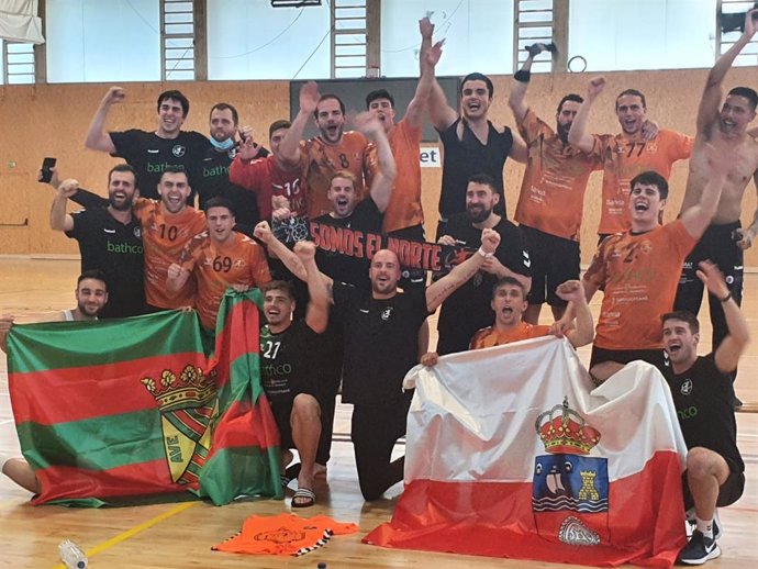 Celebración del Bathco BM Torrelavega por su ascenso a la Liga ASOBAL