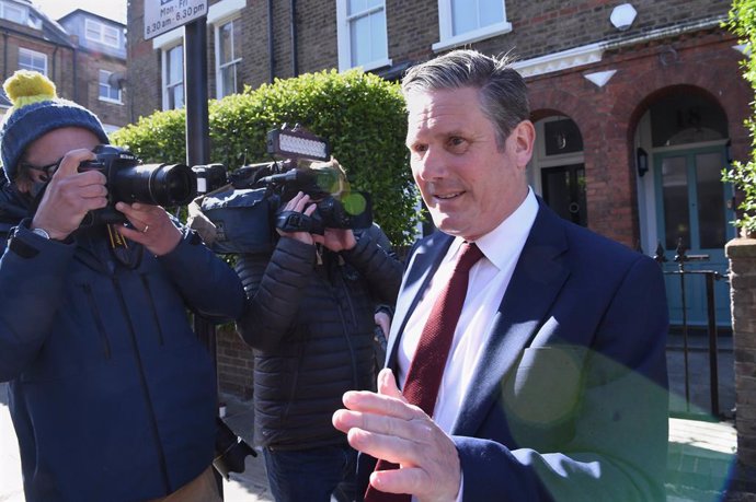 07 May 2021, United Kingdom, London: UKLabour leader Keir Starmer leaves his north London home following the result in the Hartlepool parliamentary by-election. Photo: Stefan Rousseau/PA Wire/dpa