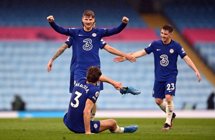 08 May 2021, United Kingdom, Manchester: Chelsea's Marcos Alonso (bottom) celebrates scoring his side's second goal with team mate Timo Werner during the English Premier League soccer match between Manchester City and Chelsea at the Etihad Stadium. Phot