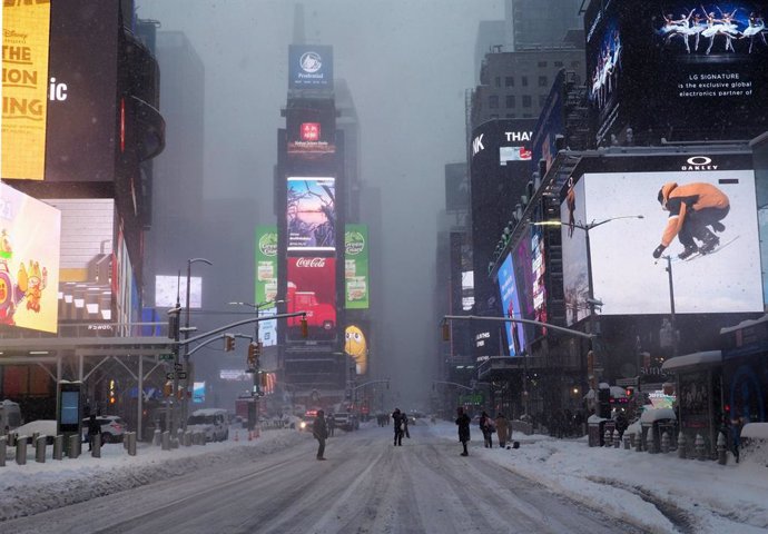 Archivo - 01 February 2021, US, Manhattan: Passersby walk across Times Square during heavy snowfall in New York City. Photo: Debra L. Rothenberg/ZUMA Wire/dpa