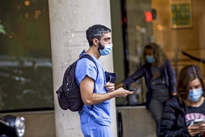 Un sanitario con mascarilla en las calles de Buenos en abril de 2021 cuando la ocupación en camas de cuidados intensivos era la más elevada hasta la fecha.