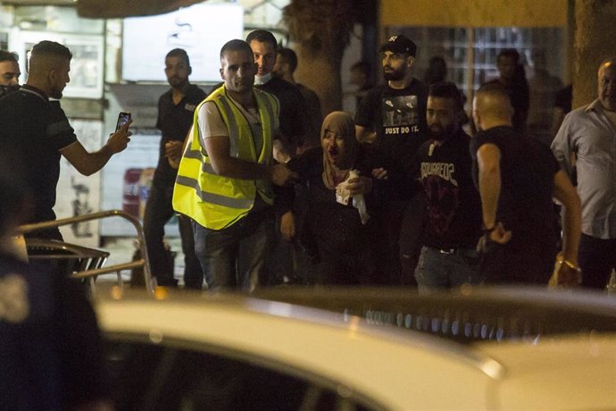 Una mujer herida en los enfrentamientos entre palestinos y Policía de Israel en la jornada del viernes por la noche que dejo al menos 200 palestinos y 20 policías heridos.