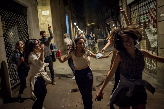 Personas celebran en Barcelona el final del toque de queda