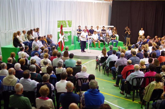 El presidente del EBB  del PNV, Andoni Ortuzar, en un encuentro con jeltzales