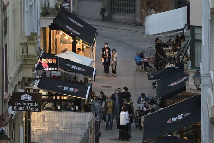 Terrazas de bares de A Coruña el mismo día en que entran en vigor nuevas medidas en la hostelería gallega, a 8 de mayo de 2021, en A Coruña, Galicia, (España)