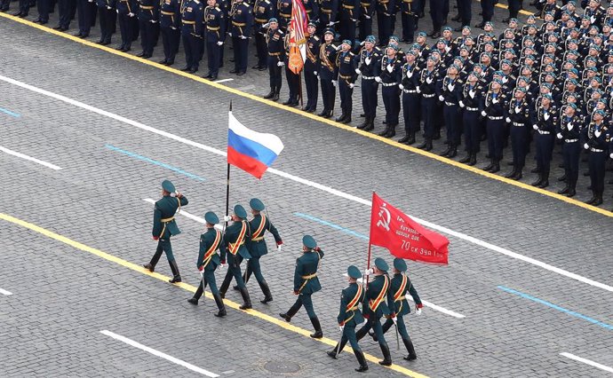HANDOUT - 09 May 2021, Russia, Moscow: Russian soldiers march during the Victory Day Military Parade in Red Square to mark the 76th anniversary of the Victory in the Great National War of 1941-1945. Photo: -/Kremlin/dpa - ATTENTION: editorial use only a