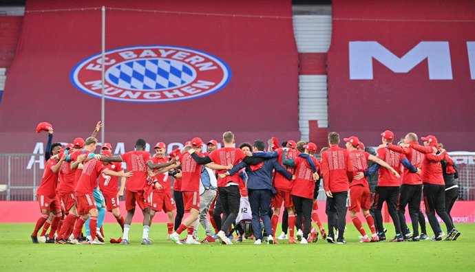 08 May 2021, Bavaria, Munich: Munich players and staff members celebrate winning the Bundesliga title after the final whistle of the German Bundesliga soccer match between Bayern Munich and Borussia Moenchengladbach at the Allianz Arena. Photo: Peter Kn