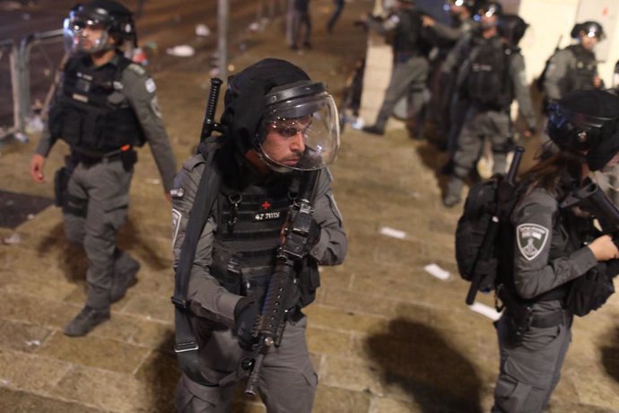 08 May 2021, Israel, Jerusalem: Israeli security forces deploy during a demonstration against the planned eviction process for the Palestinians in the Sheikh Jarrah neighbourhood. Photo: Ilia Yefimovich/dpa