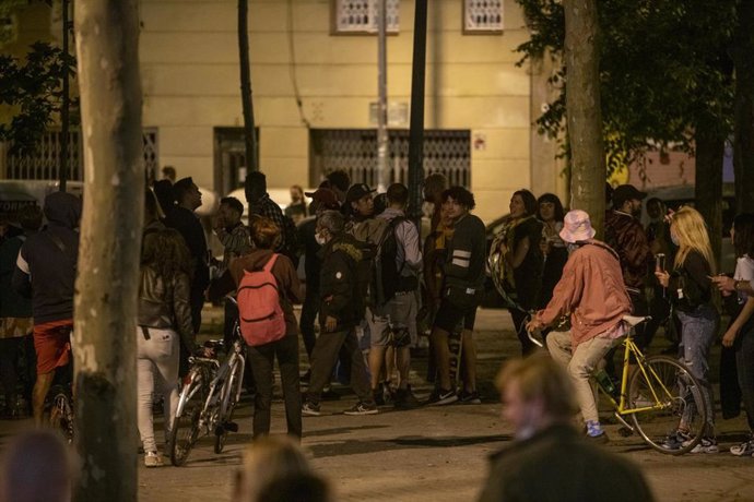 Varias personas reunidas en un ambiente festivo en el Arco del Triunfo este viernes 7 de mayo, en Barcelona