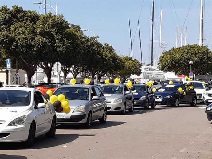 Cerca de 200 vehículos participan en Palma en la sexta caravana nacional contra la temporalidad abusiva en las administraciones.