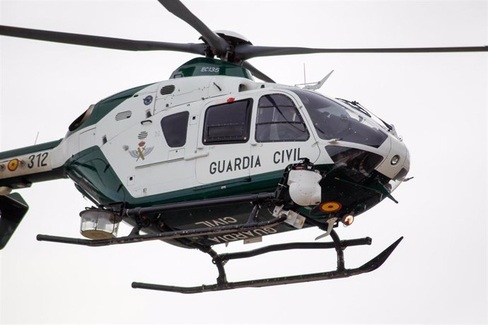 Archivo - A Civil Guard (Guardia Civil) helicopter flying during the Moto2 Race of the Valencia Grand Prix of MotoGP World Championship celebrated at Circuit Ricardo Tormo on November 16, 2019, in Cheste, Spain.