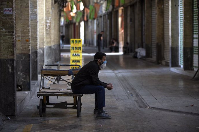 Un trabajador en el Gran Bazar de la capital de Irán, Teherán, durante la pandemia de coronavirus