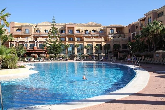 Archivo - Piscina hotel de la costa de Huelva.