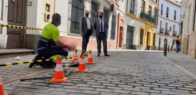 El delegado del Distrito Casco Antiguo, Juan Carlos Cabrera, visitas las obras de la calle Dormitorio en Sevilla.