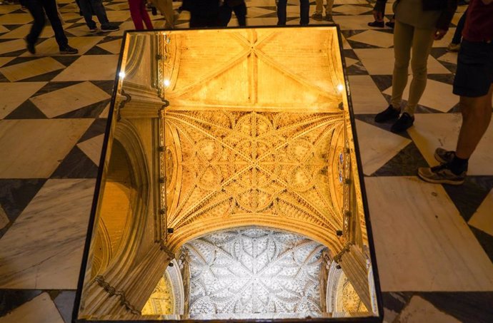 Archivo - Turistas dentro de La Catedral de Sevilla, en foto de archivo
