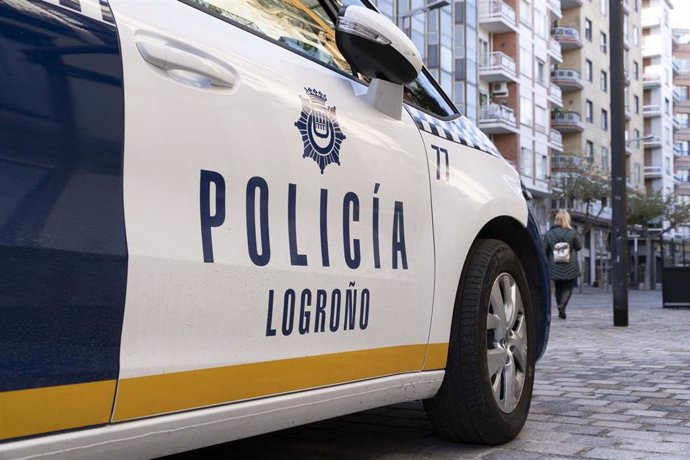 Archivo - Un coche de la Policía Local de Logroño durante el primer día de reapertura de la hostelería en la ciudad, en Logroño (España), a 29 de noviembre de 2020. 
